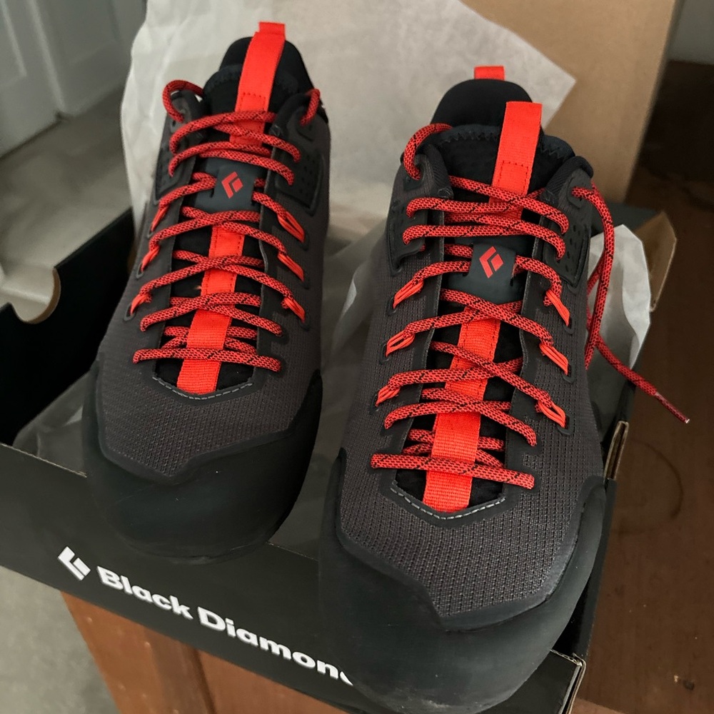 Black and grey with red/orange trim. Also comes with grey laces.
